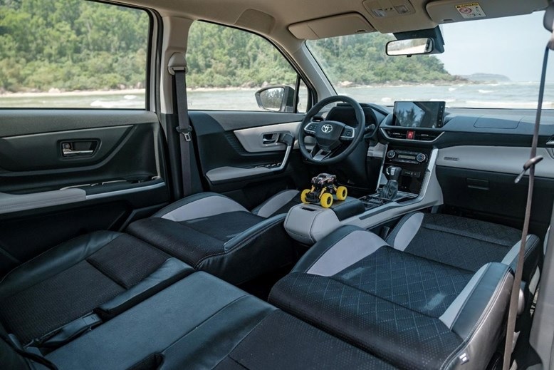 So sánh Toyota Veloz Cross và Toyota Fortuner qua tiện nghi nội thất