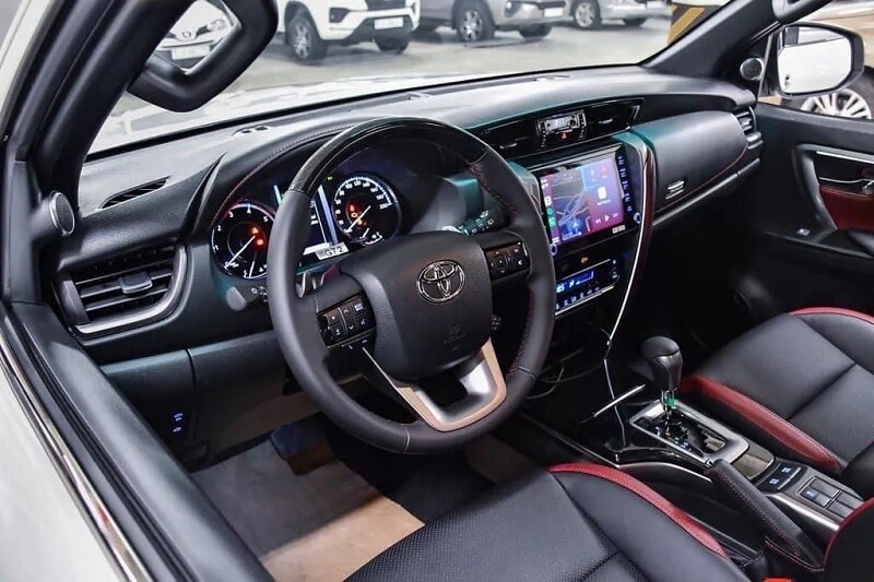 So sánh Toyota Veloz Cross và Toyota Fortuner qua tiện nghi nội thất