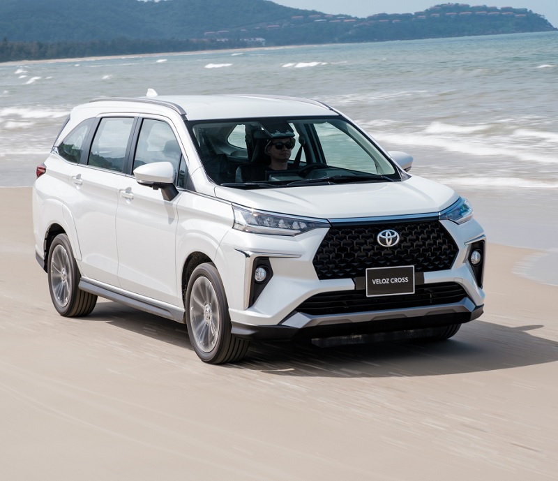 So sánh Toyota Veloz Cross và Toyota Hilux qua giá bán và giá trị bán lại