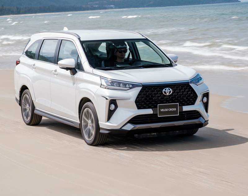 So sánh Toyota Veloz Cross và Toyota Land Cruiser qua cảm giác lái
