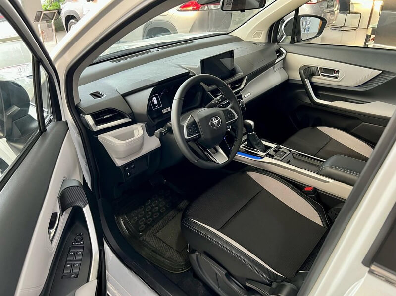 So sánh Toyota Veloz Cross và Toyota Land Cruiser qua