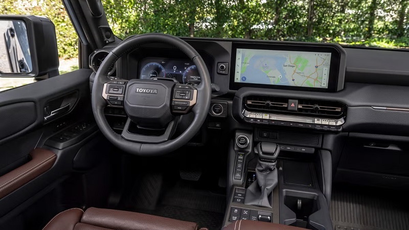 So sánh Toyota Veloz Cross và Toyota Land Cruiser qua nội thất