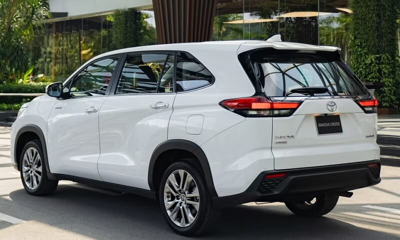 So sánh Toyota Corolla Altis và Toyota Innova qua khả năng vận hành