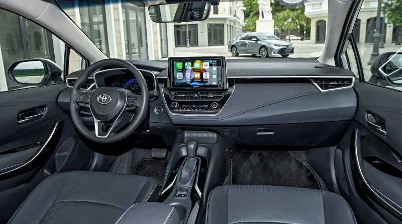 So sánh Toyota Corolla Altis và Toyota Innova qua không gian nội thất và tiện nghi