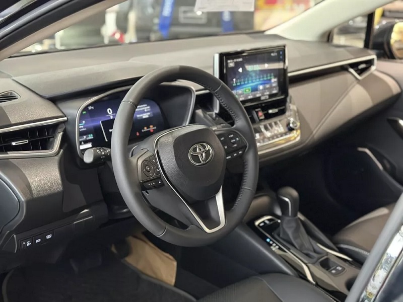 So sánh Toyota Corolla Altis và Toyota Wigo qua không gian nội thất