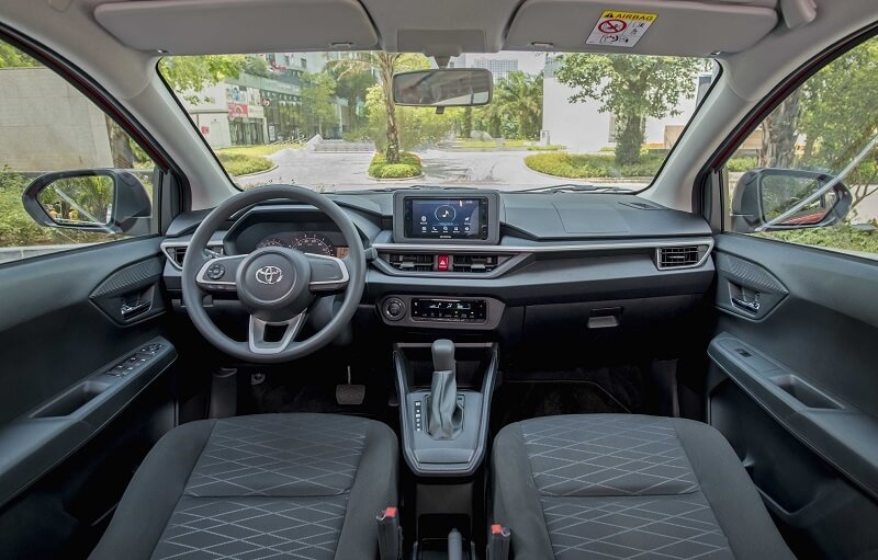 So sánh Toyota Corolla Altis và Toyota Wigo qua trang bị tiện nghi